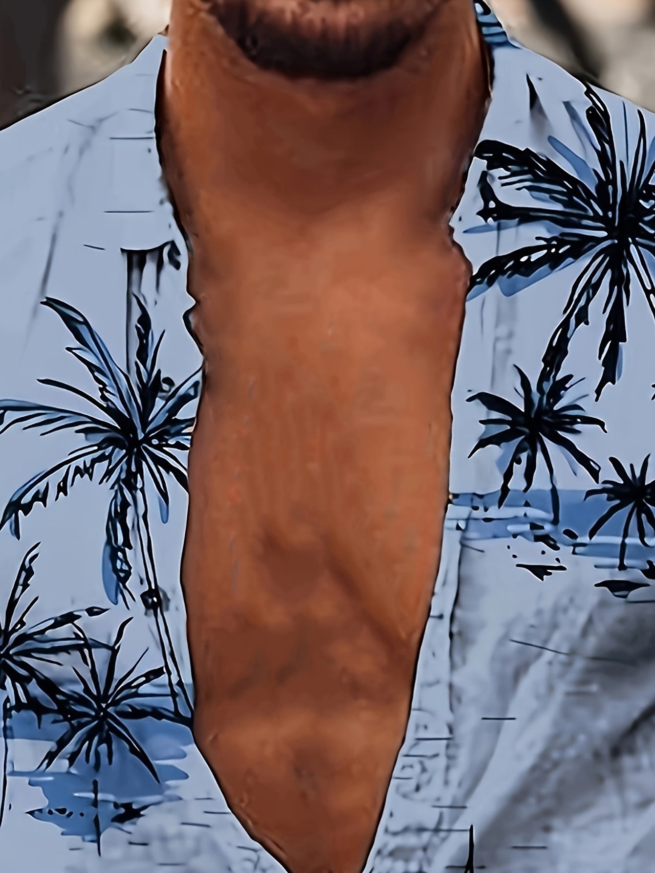 Camisa de homem de manga curta com estampado de coqueiros, ideal para o dia a dia em resorts e para a praia.