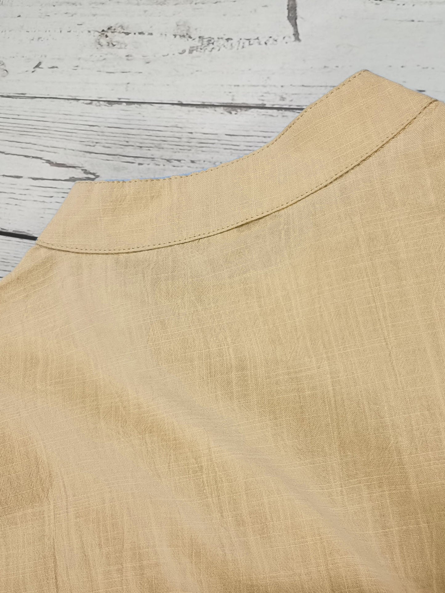 Camisa de homem, gola padre, manga curta, estilo Henley, ideal para o verão, uso casual, negócios e ocasiões formais.