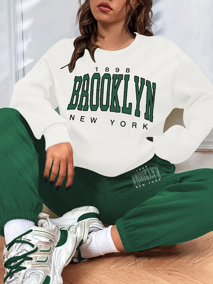 Conjunto casual de duas peças com blocos de cor, composto por uma sweatshirt com estampado de letras e calças jogger desportivas. Roupas femininas.