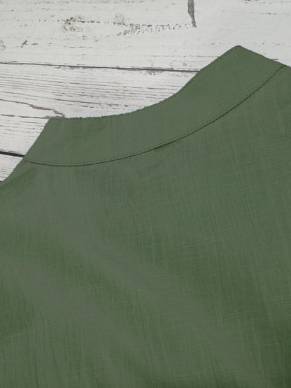 Camisa de homem, gola padre, manga curta, estilo Henley, ideal para o verão, uso casual, negócios e ocasiões formais.