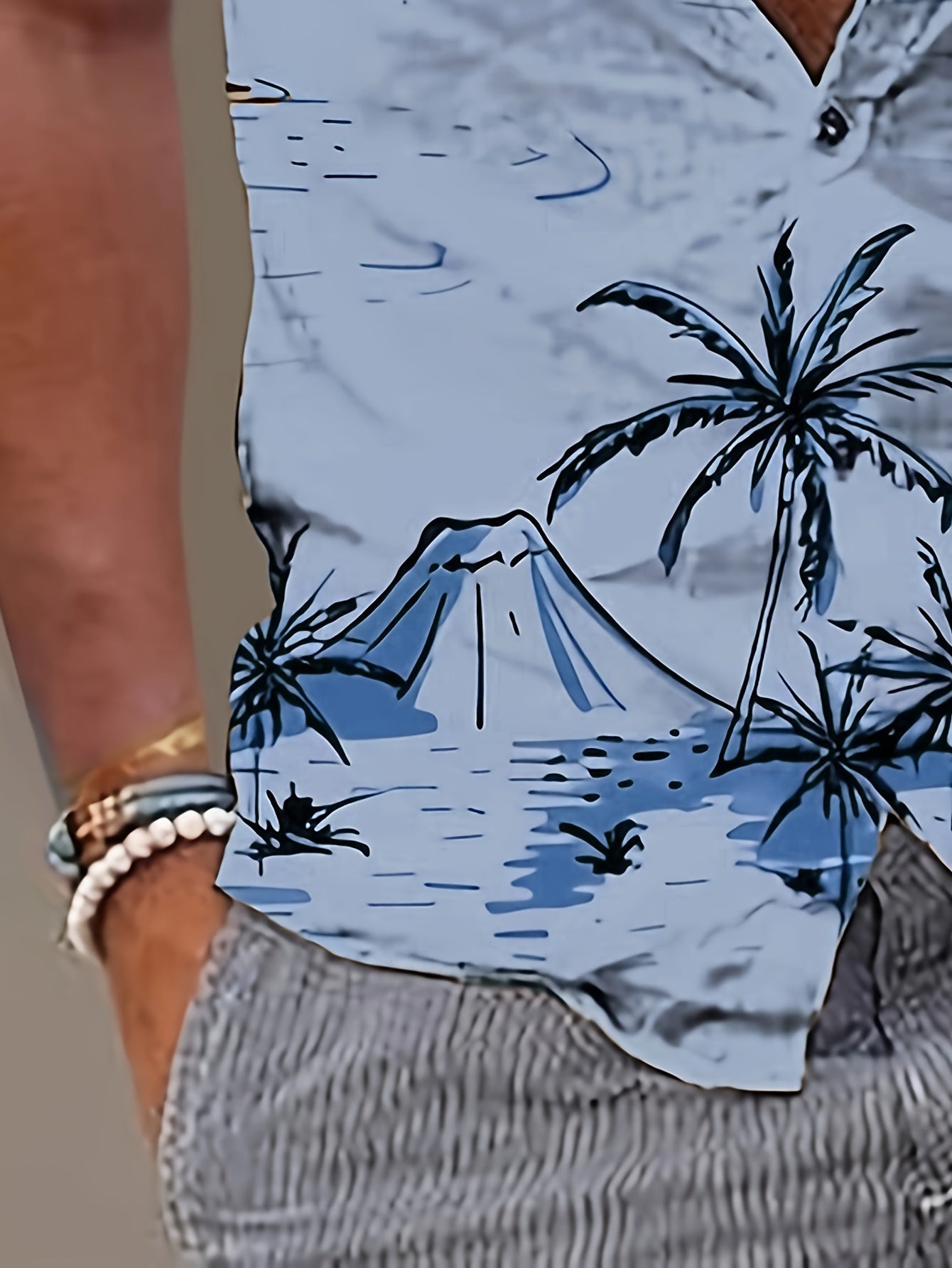 Camisa de homem de manga curta com estampado de coqueiros, ideal para o dia a dia em resorts e para a praia.