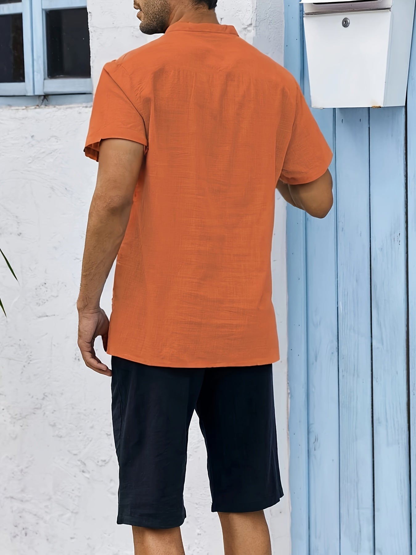 Camisa de homem, gola padre, manga curta, estilo Henley, ideal para o verão, uso casual, negócios e ocasiões formais.