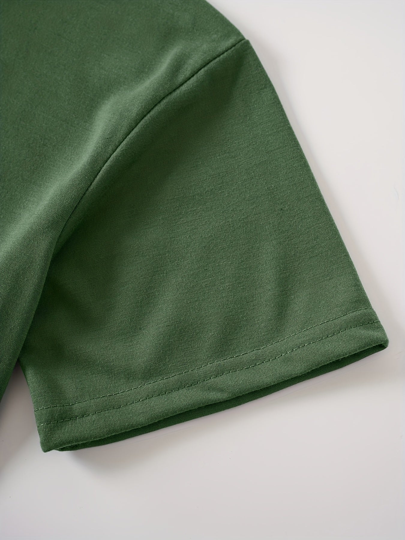 T-shirt casual para mulher com estampado floral de borboletas e margaridas, gola redonda - Verde azeitona, Lavável à máquina, Modelagem regular para looks casuais, Moda para todas as estações, Estilo descontraído, Tecido não transparente