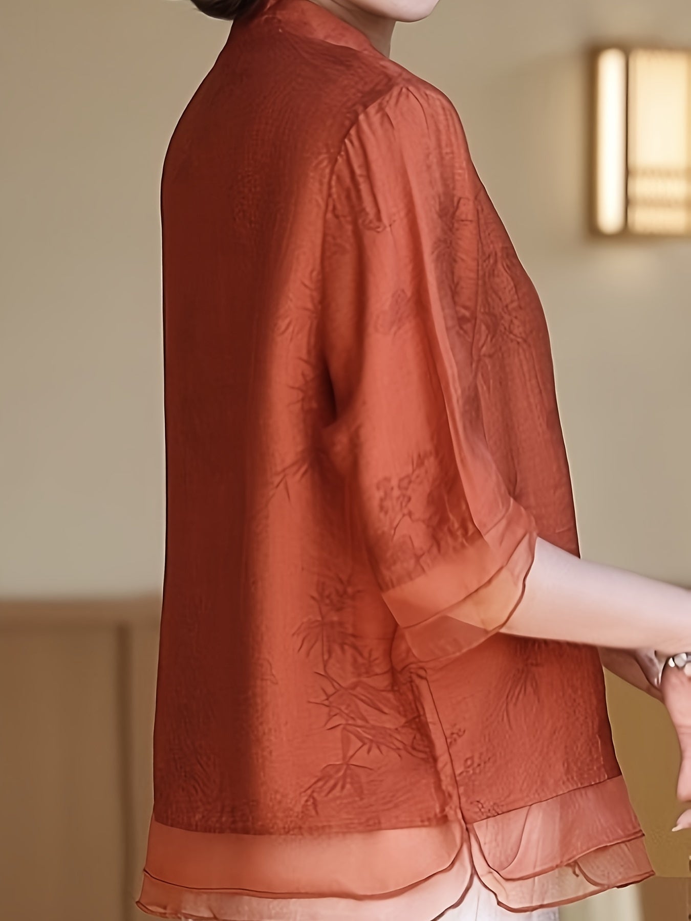 Elegante blusa de verão para mulher com estampado floral - Manga curta, gola mandarim, corte largo, verde-azeitona claro, perfeita para looks casuais. Blusa casual | Blusa com estampado floral | Camisola com gola mandarim