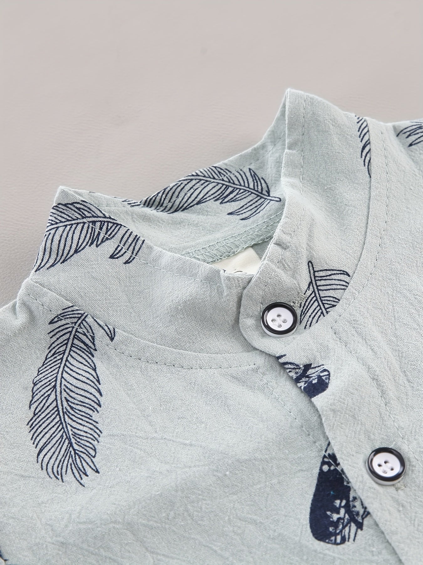 Conjunto casual para bebé menino - Camisola de manga curta e calções com estampado de penas - Conjunto infantil de 2 peças para atividades ao ar livre