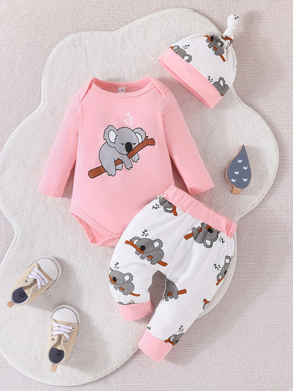 Conjunto de body de manga comprida, calças e gorro para bebé menino em algodão com estampado de coala a dormir super giro. Roupa para recém-nascido.