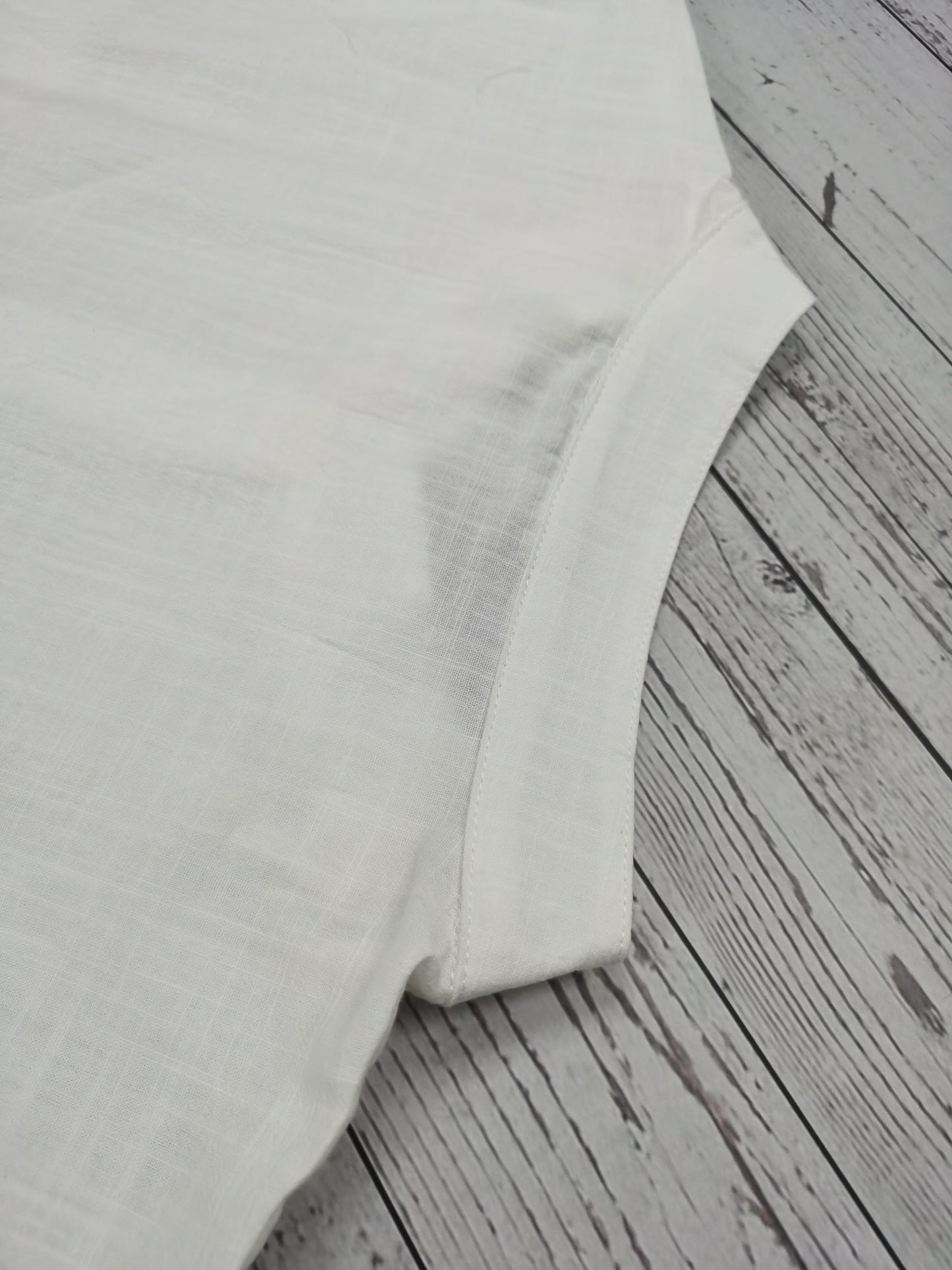 Camisa de homem, gola padre, manga curta, estilo Henley, ideal para o verão, uso casual, negócios e ocasiões formais.