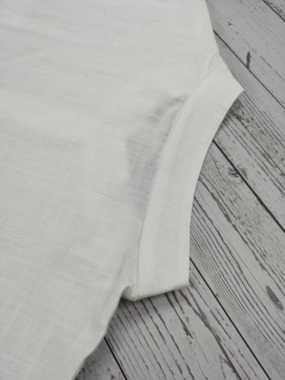 Camisa de homem, gola padre, manga curta, estilo Henley, ideal para o verão, uso casual, negócios e ocasiões formais.