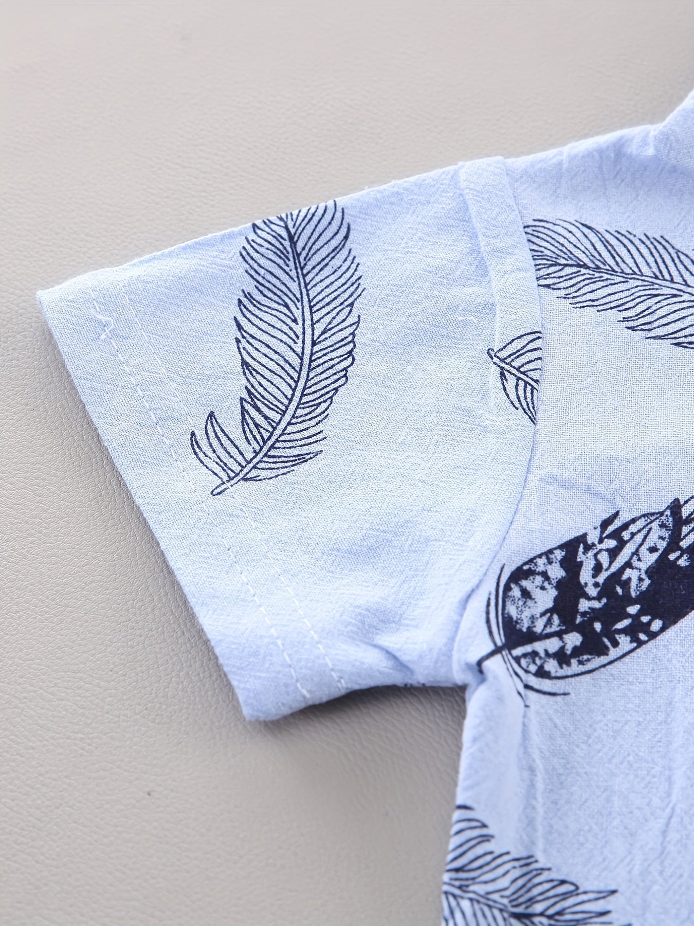 Conjunto casual para bebé menino - Camisola de manga curta e calções com estampado de penas - Conjunto infantil de 2 peças para atividades ao ar livre