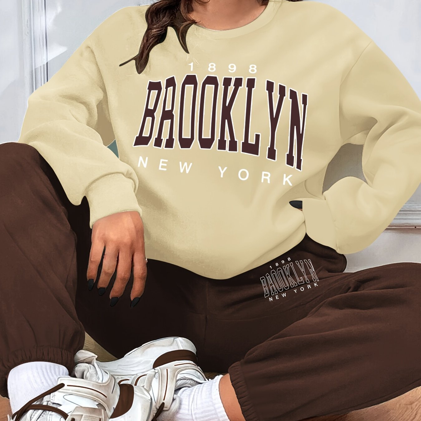 Conjunto casual de duas peças com blocos de cor, composto por uma sweatshirt com estampado de letras e calças jogger desportivas. Roupas femininas.