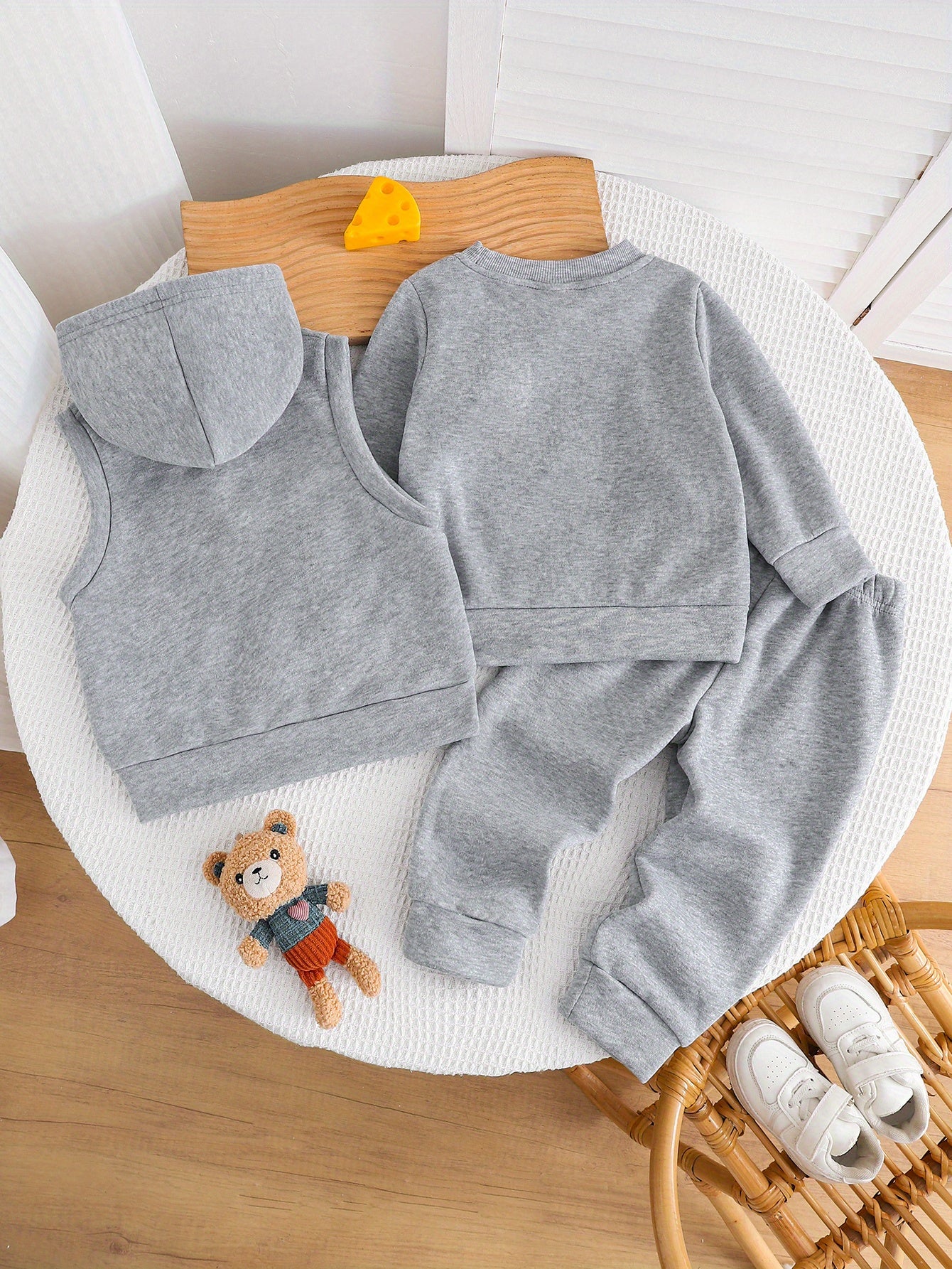 Boys' Autumn/Winter New Three-Piece Set with Mickey Mouse Classic Cartoon Print Long-Sleeve Round Neck Hoodie and Zip-Up Sleeveless Top, Matching Printed Sweatpants - Fleece-Lined Thickened Warm Comfortable Outfit for Parties