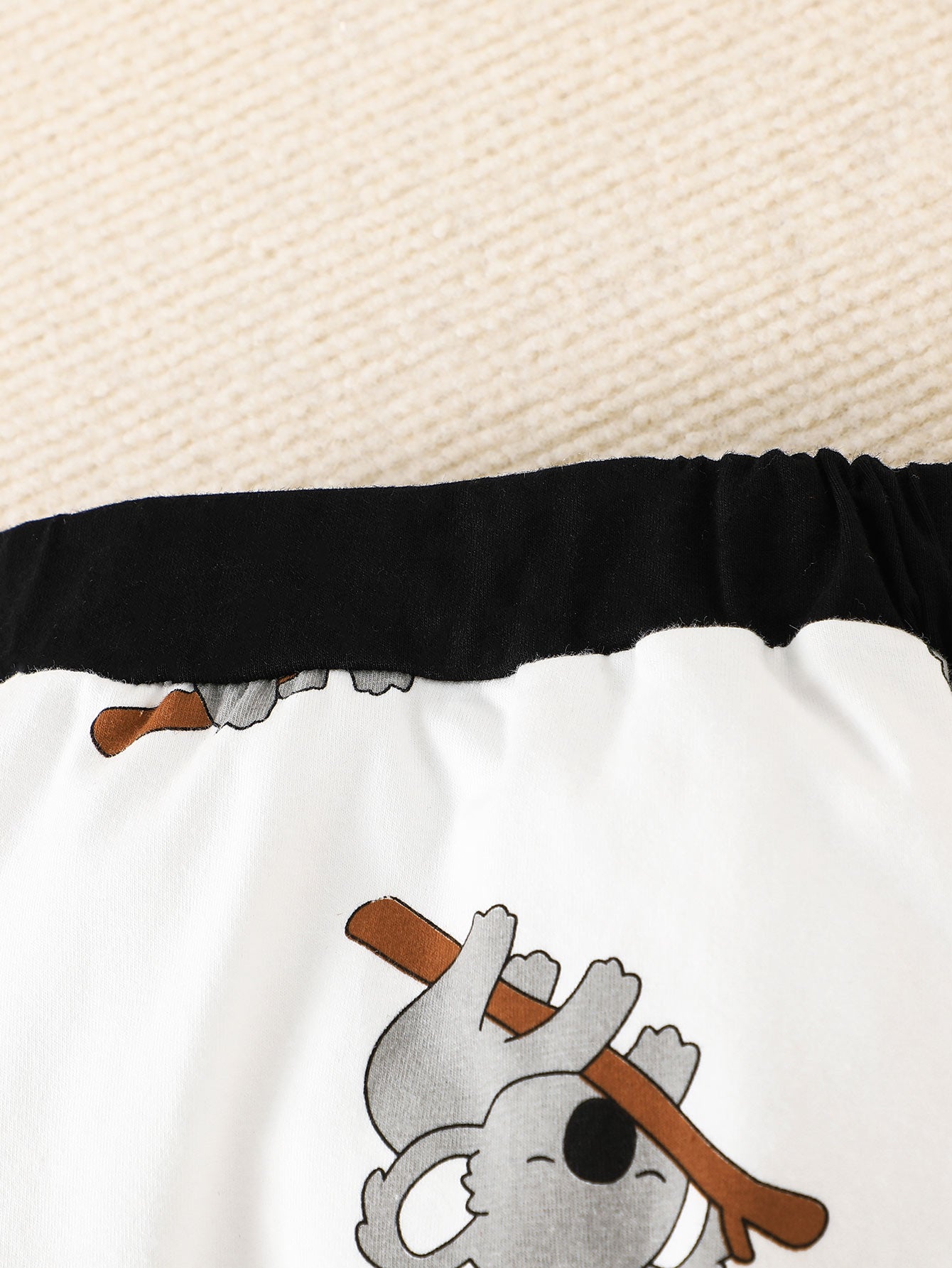 Conjunto de body de manga comprida, calças e gorro para bebé menino em algodão com estampado de coala a dormir super giro. Roupa para recém-nascido.