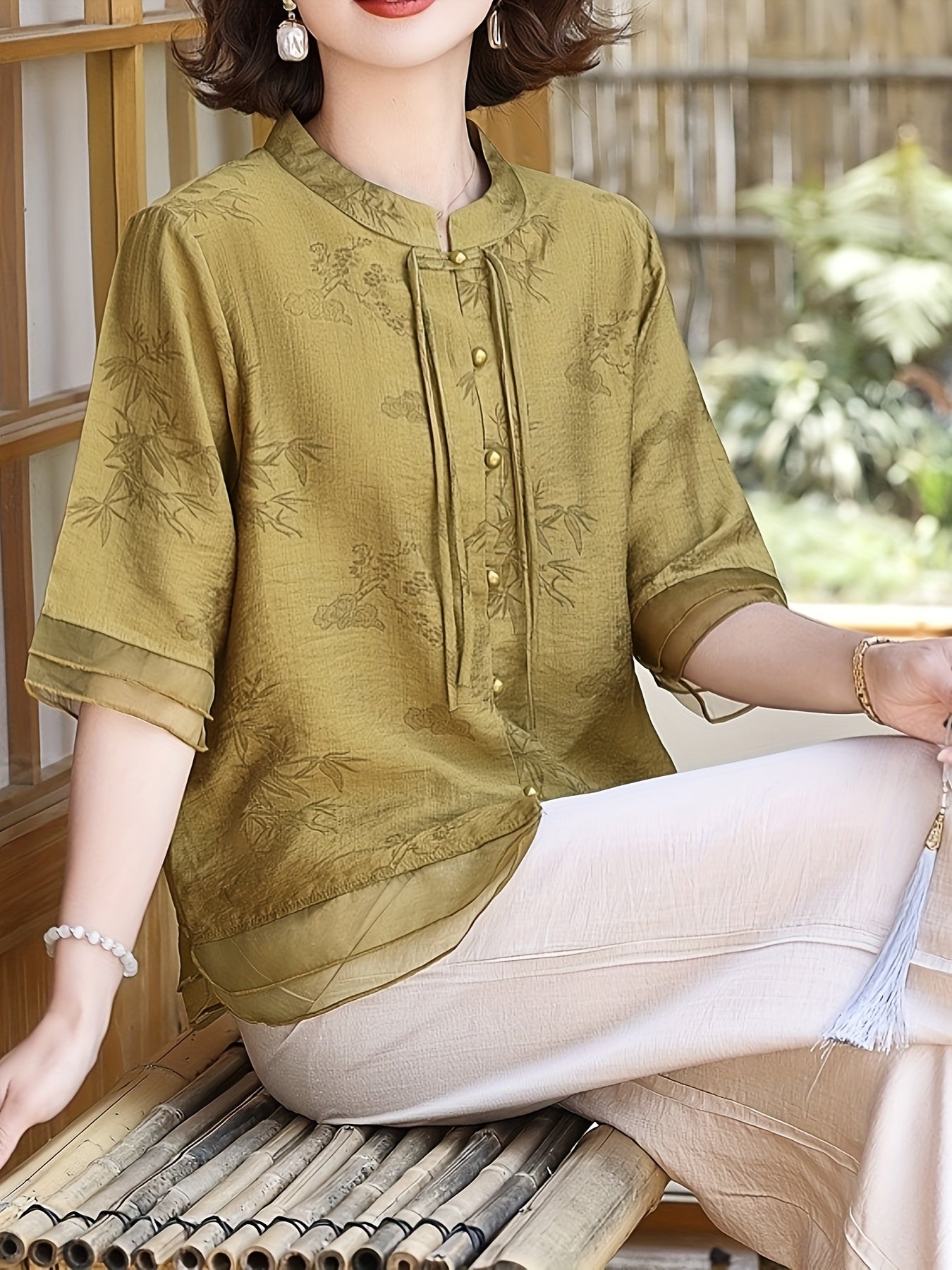 Elegante blusa de verão para mulher com estampado floral - Manga curta, gola mandarim, corte largo, verde-azeitona claro, perfeita para looks casuais. Blusa casual | Blusa com estampado floral | Camisola com gola mandarim