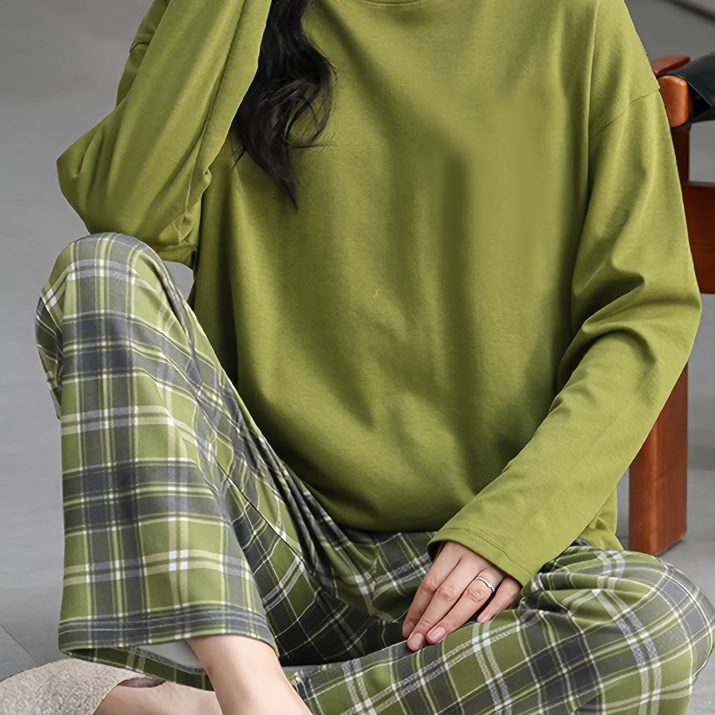 2-piece women's pajama set, green round neck long-sleeved top with plastic print and elastic waist pants, comfortable casual fit, machine washable, essential loungewear for autumn and winter.