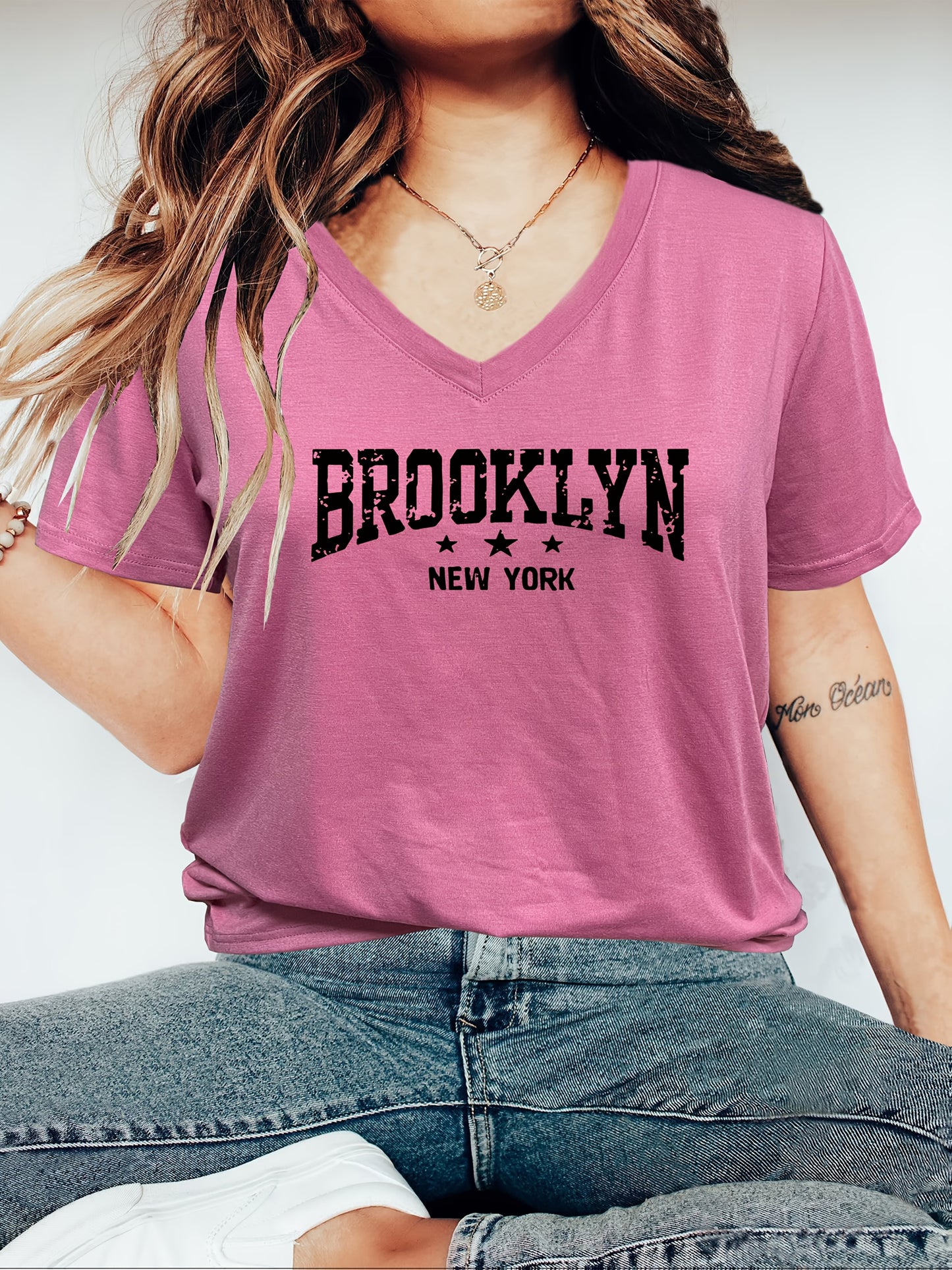T-shirt casual para mulher com decote em V e estampado da inscrição "Brooklyn New York" - Estampado vibrante em rosa e preto, manga curta, corte regular, lavável à máquina, ideal para a primavera, verão e outono. Tecido resistente e durável.