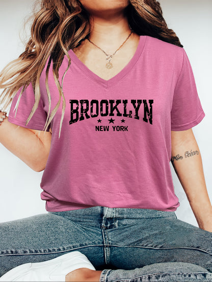 T-shirt casual para mulher com decote em V e estampado da inscrição "Brooklyn New York" - Estampado vibrante em rosa e preto, manga curta, corte regular, lavável à máquina, ideal para a primavera, verão e outono. Tecido resistente e durável.