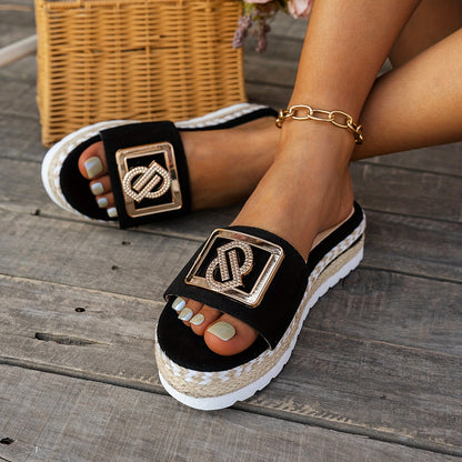 Sandálias de plataforma para mulher para praia com um elegante detalhe em palha.