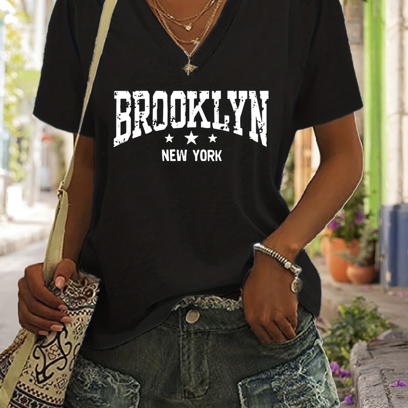T-shirt casual para mulher com decote em V e estampado da inscrição "Brooklyn New York" - Estampado vibrante em rosa e preto, manga curta, corte regular, lavável à máquina, ideal para a primavera, verão e outono. Tecido resistente e durável.