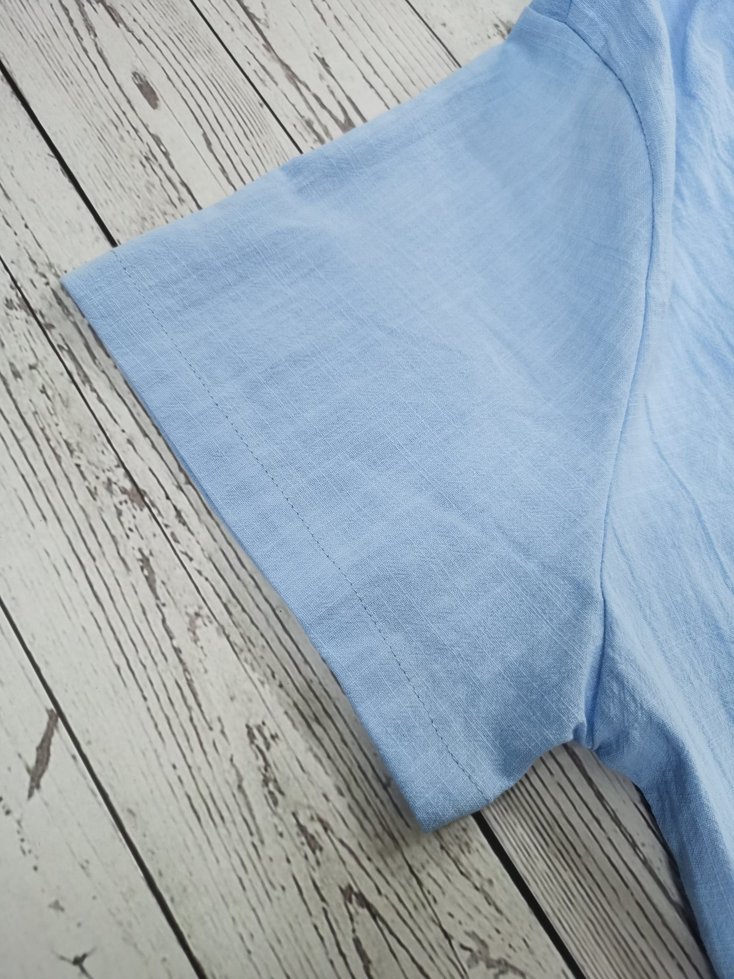 Camisa de homem, gola padre, manga curta, estilo Henley, ideal para o verão, uso casual, negócios e ocasiões formais.