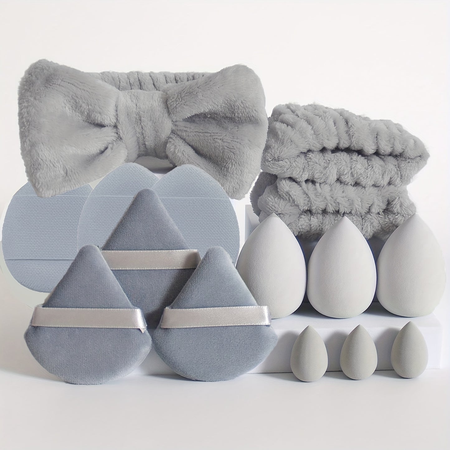 Conjunto de 15 peças de ferramentas de maquilhagem facial - 12 esponjas de maquilhagem ultramacias e laváveis ​​para pó facial e corporal, ideais para base e cosméticos, além de 1 bandolete com laço e 2 pulseiras.