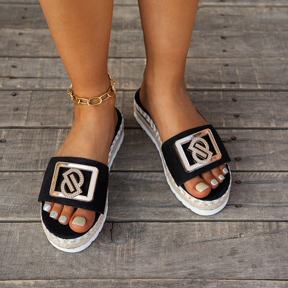 Sandálias de plataforma para mulher para praia com um elegante detalhe em palha.