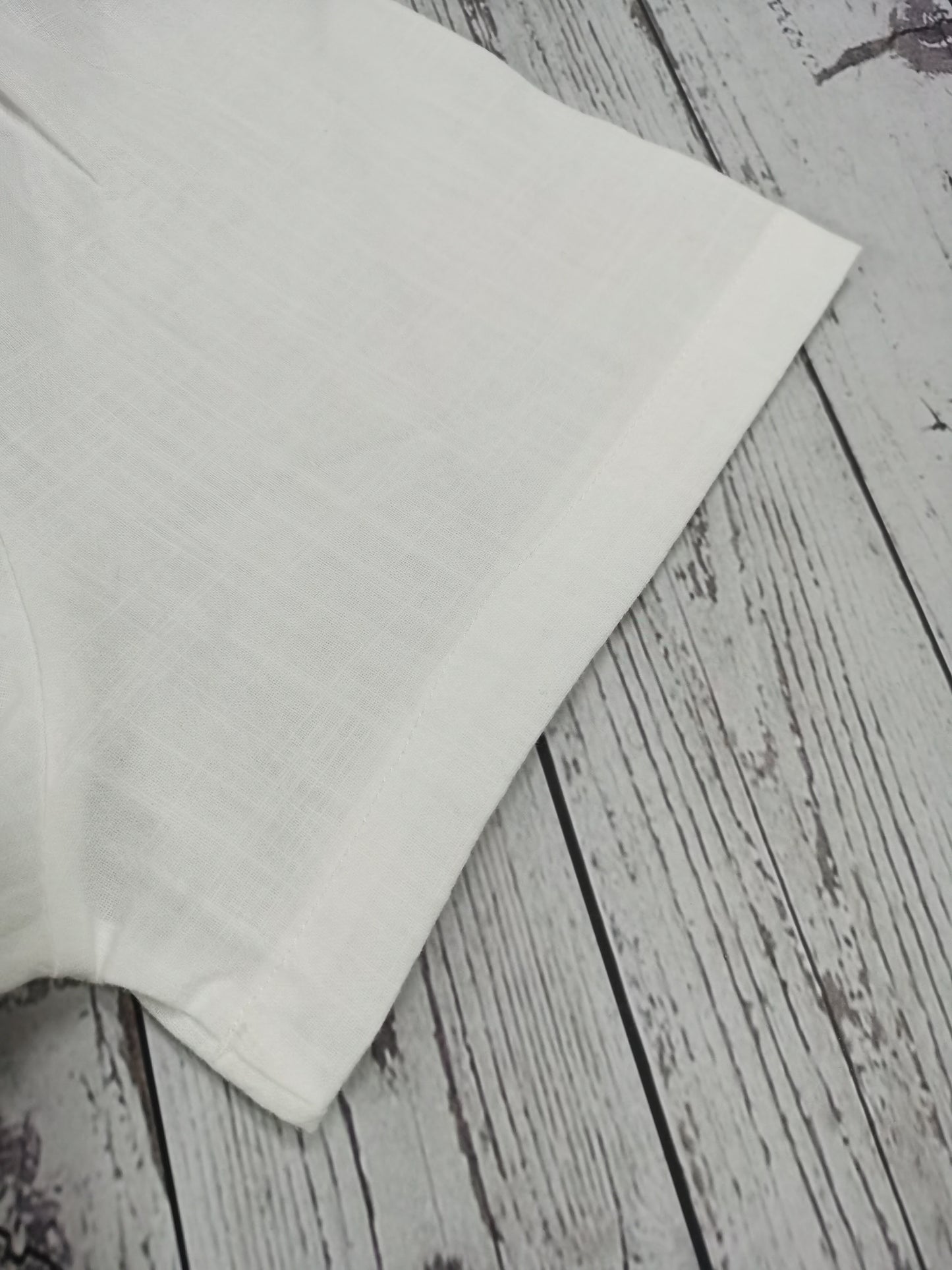 Camisa de homem, gola padre, manga curta, estilo Henley, ideal para o verão, uso casual, negócios e ocasiões formais.