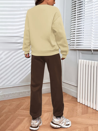 Conjunto casual de duas peças com blocos de cor, composto por uma sweatshirt com estampado de letras e calças jogger desportivas. Roupas femininas.