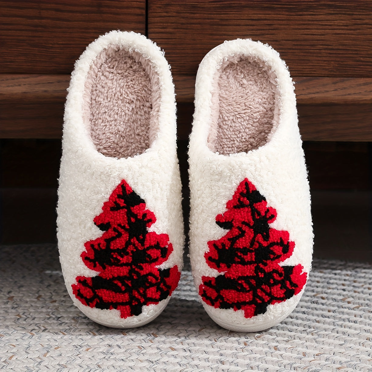 Pantufas felpudas com estampado de árvore de Natal, chinelos de inverno fechados e quentinhos para usar em casa, pantufas aconchegantes de sola macia e felpuda.