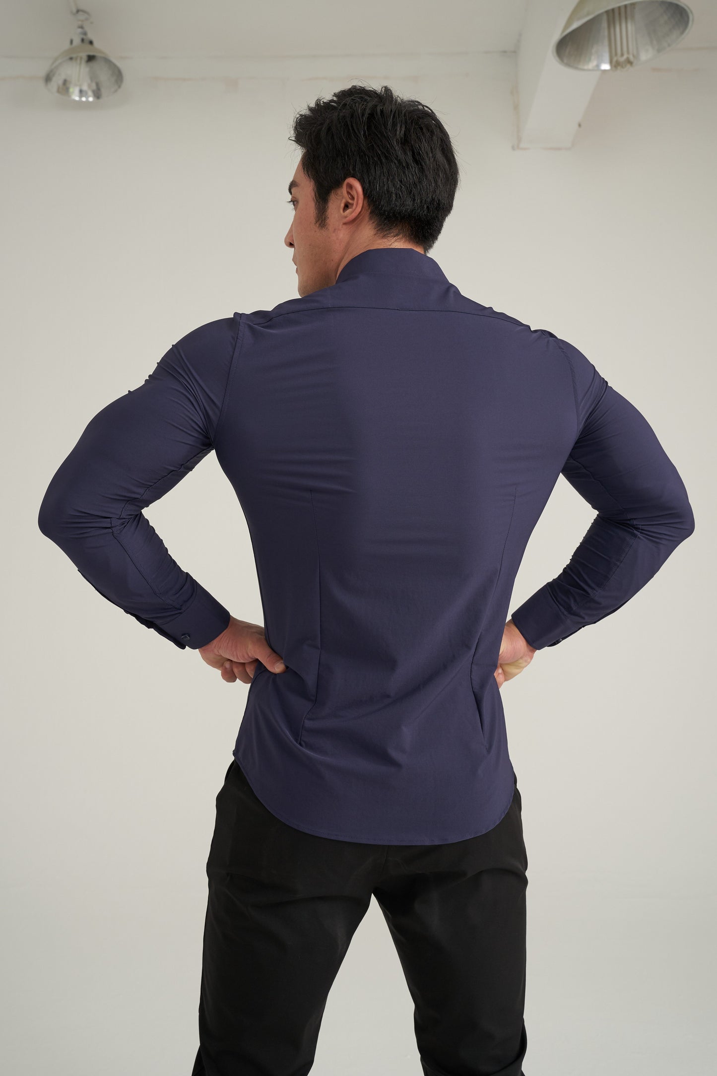 Camisa de homem de manga comprida, corte slim, cor sólida, tecido elástico de secagem rápida e fecho de botões. Ideal para atividades físicas na primavera e no outono.