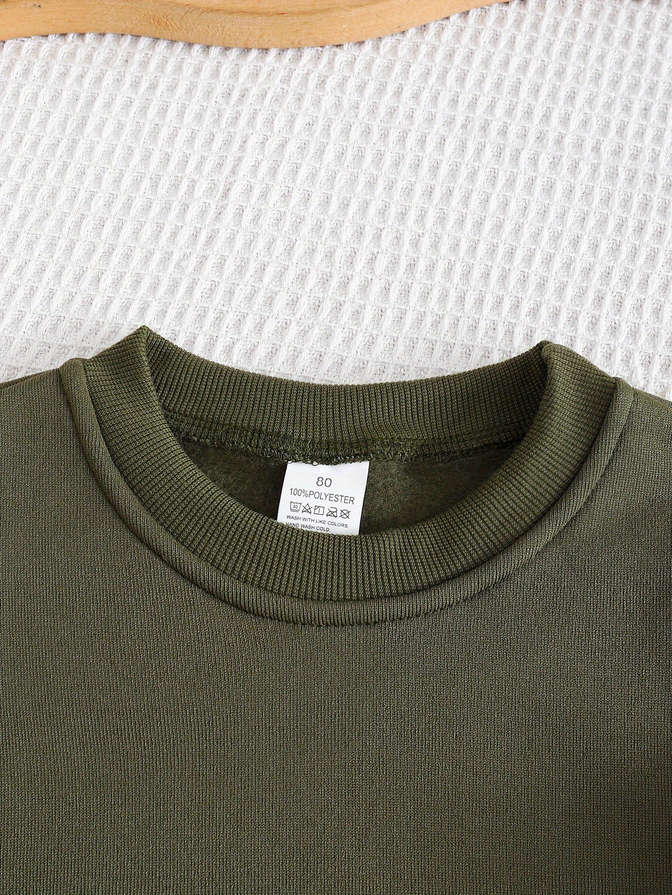 Boys' Autumn/Winter New Three-Piece Set with Mickey Mouse Classic Cartoon Print Long-Sleeve Round Neck Hoodie and Zip-Up Sleeveless Top, Matching Printed Sweatpants - Fleece-Lined Thickened Warm Comfortable Outfit for Parties