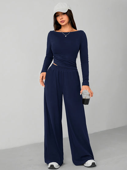 Conjunto de calças largas e corte descontraído para um look moderno e despojado em casa.