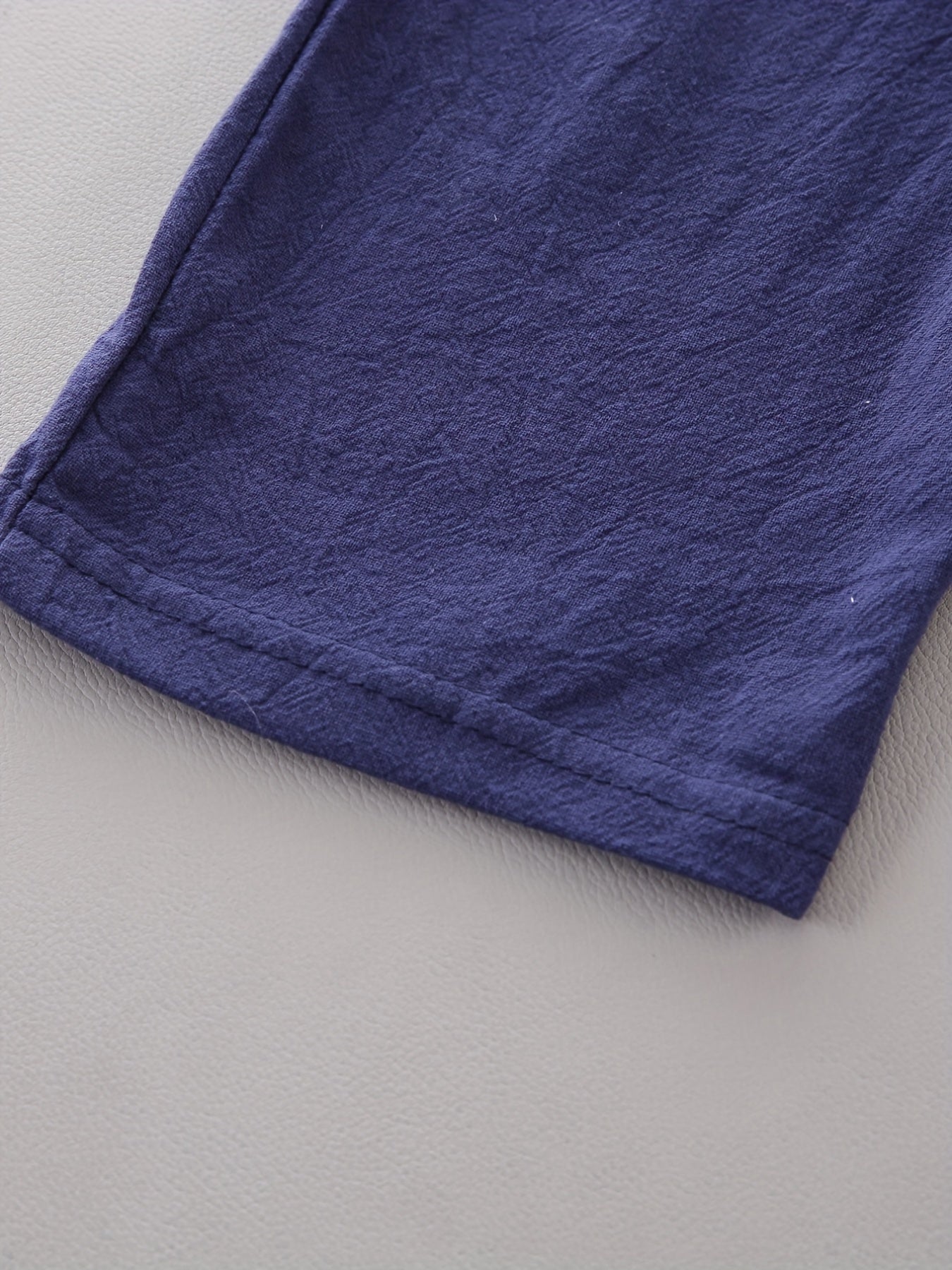 Conjunto casual para bebé menino - Camisola de manga curta e calções com estampado de penas - Conjunto infantil de 2 peças para atividades ao ar livre