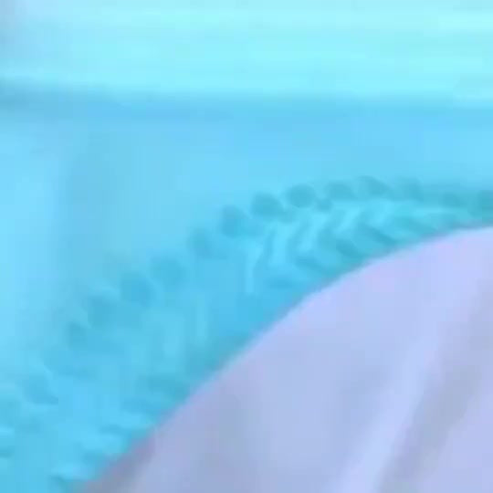 Ideal para dias de chuva, com um revestimento espesso e resistente ao desgaste, essencial para caminhar em tempo húmido, protegendo o calçado da humidade. Unissexo.