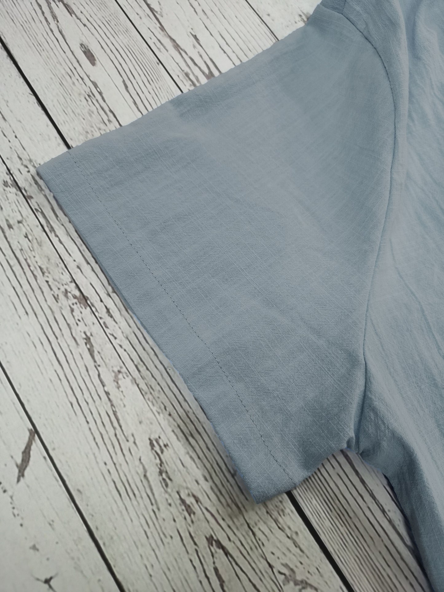 Camisa de homem, gola padre, manga curta, estilo Henley, ideal para o verão, uso casual, negócios e ocasiões formais.