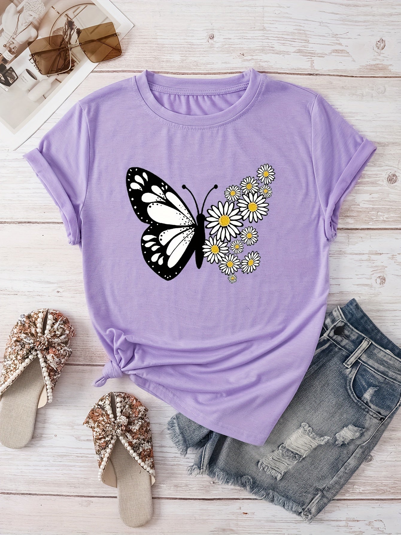 T-shirt casual para mulher com estampado floral de borboletas e margaridas, gola redonda - Verde azeitona, Lavável à máquina, Modelagem regular para looks casuais, Moda para todas as estações, Estilo descontraído, Tecido não transparente