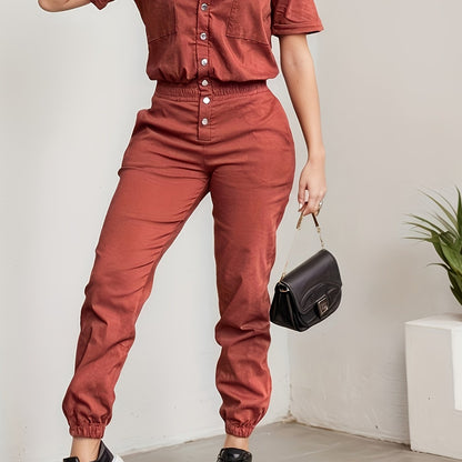 Macacão casual para mulher com decote em V e detalhes de botões - Manga curta, cintura elástica, bolsos, cor lisa, ideal para todas as estações, modelagem regular, perfeito para passeios e looks casuais | Macacão com decote em V | Tecido