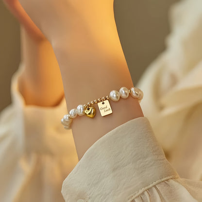 Elegante pulseira feminina com contas douradas e pendente de coração. Uma joia perfeita para o dia a dia e para ocasiões especiais, como o Dia dos Namorados, aniversários e outras datas comemorativas. Um acessório de luxo para usar durante todo o ano.