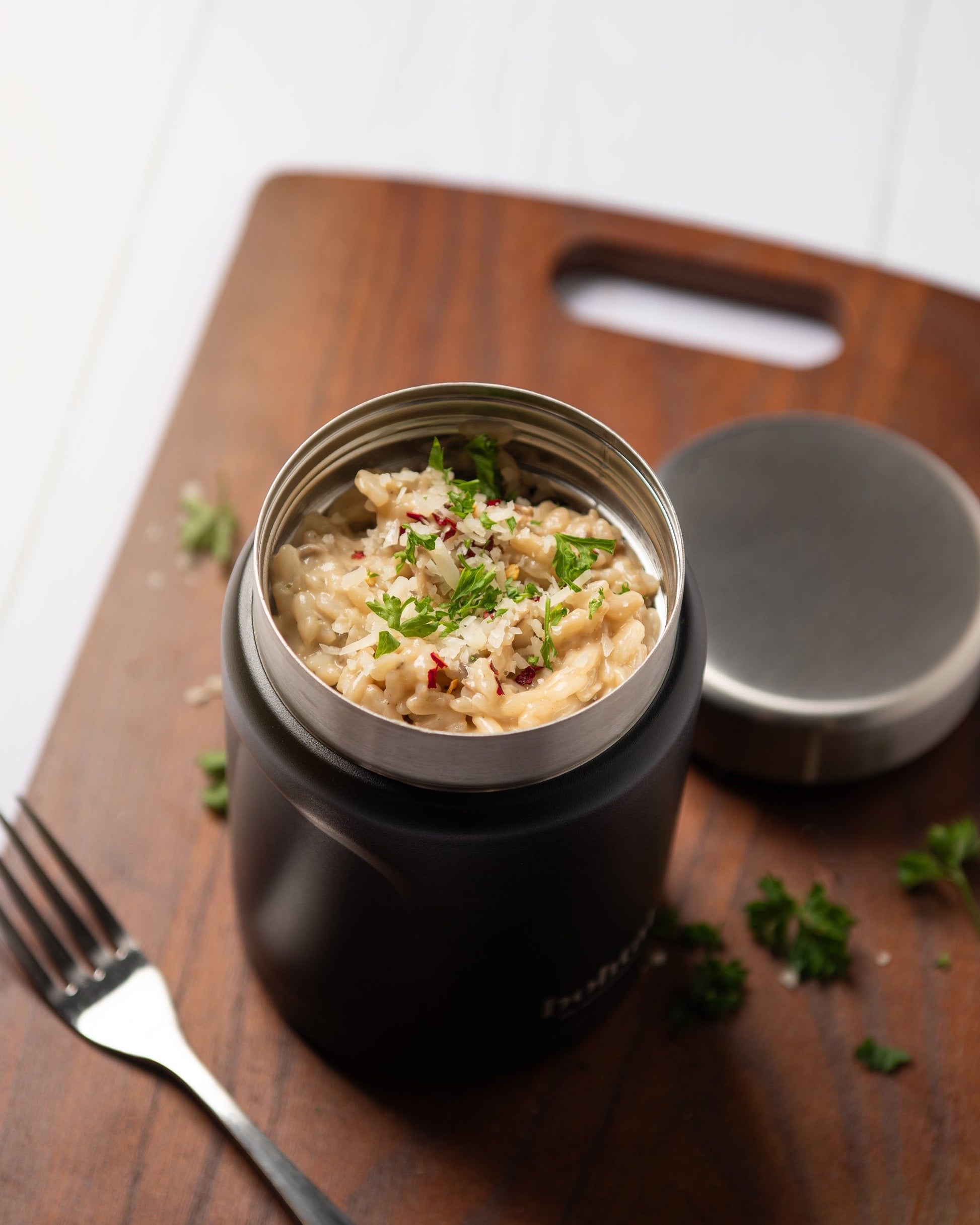 https://ik.imagekit.io/c2dr4dawp/https%3A%2F%2Fcdn.shopify.com%2Fs%2Ffiles%2F1%2F0484%2F7091%2F7273%2Ffiles%2FBohtal_Insulated_Food_Jar_Black_Lifestyle.jpg%3Fv%3D1768474601?tr=f-jpg