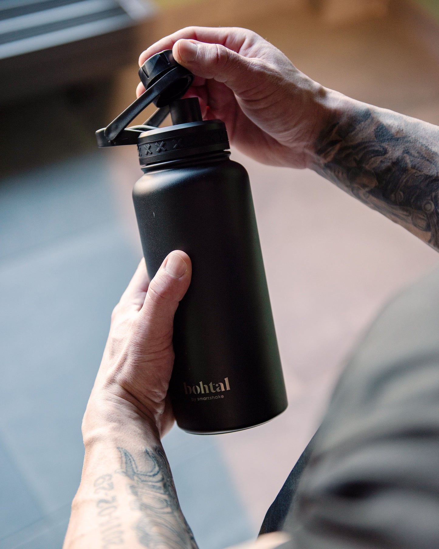 https://ik.imagekit.io/c2dr4dawp/https%3A%2F%2Fcdn.shopify.com%2Fs%2Ffiles%2F1%2F0484%2F7091%2F7273%2Ffiles%2FBohtal_Insulated_Sports_Bottle_Black_lifestyle.jpg%3Fv%3D1714646478?tr=f-jpg