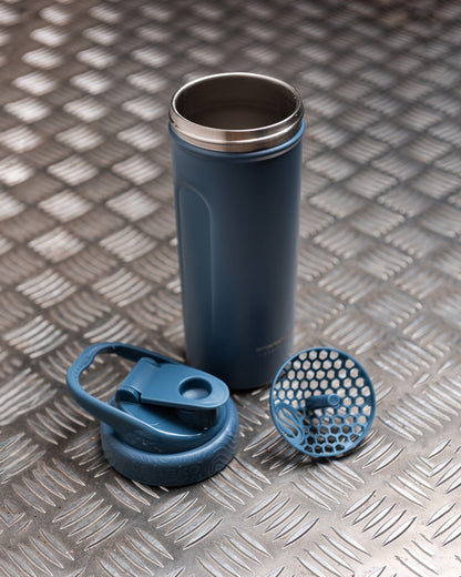 https://ik.imagekit.io/c2dr4dawp/https%3A%2F%2Fcdn.shopify.com%2Fs%2Ffiles%2F1%2F0484%2F7091%2F7273%2Ffiles%2FSmartshake_Insulated_Steel_Faded_Blue_Lifestyle.jpg%3Fv%3D1743584730?tr=f-jpg