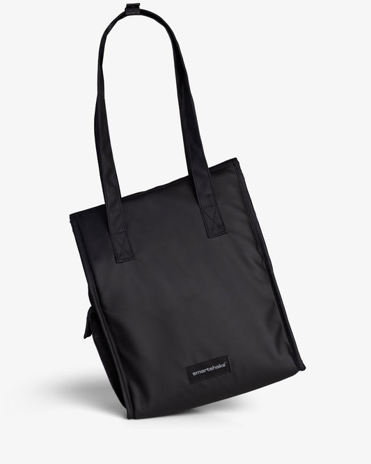 https://ik.imagekit.io/c2dr4dawp/https%3A%2F%2Fcdn.shopify.com%2Fs%2Ffiles%2F1%2F0484%2F7091%2F7273%2Ffiles%2FSmartshake_Lunch_Tote_Bag_sling_Black.jpg%3Fv%3D1709298521?tr=f-jpg