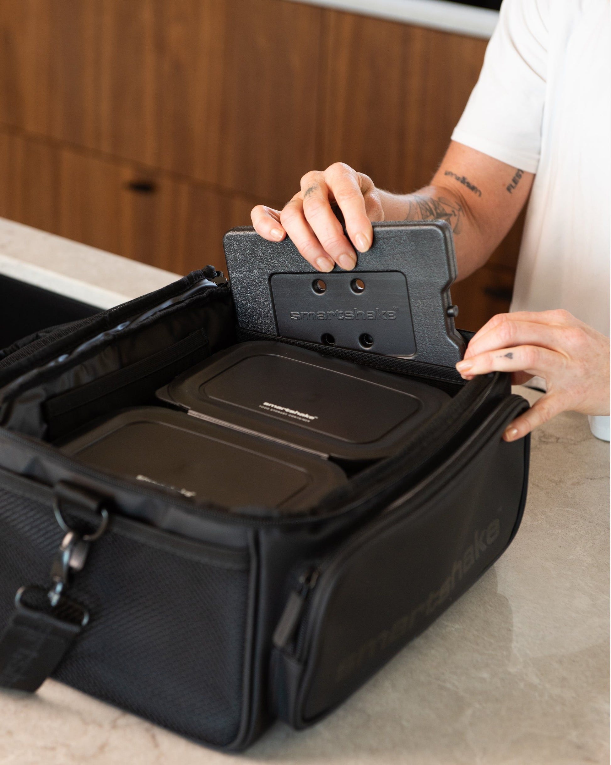 https://ik.imagekit.io/c2dr4dawp/https%3A%2F%2Fcdn.shopify.com%2Fs%2Ffiles%2F1%2F0484%2F7091%2F7273%2Ffiles%2FSmartshake_Meal_Prep_Bag_Black_liefstyle_2.jpg%3Fv%3D1777891792?tr=f-jpg