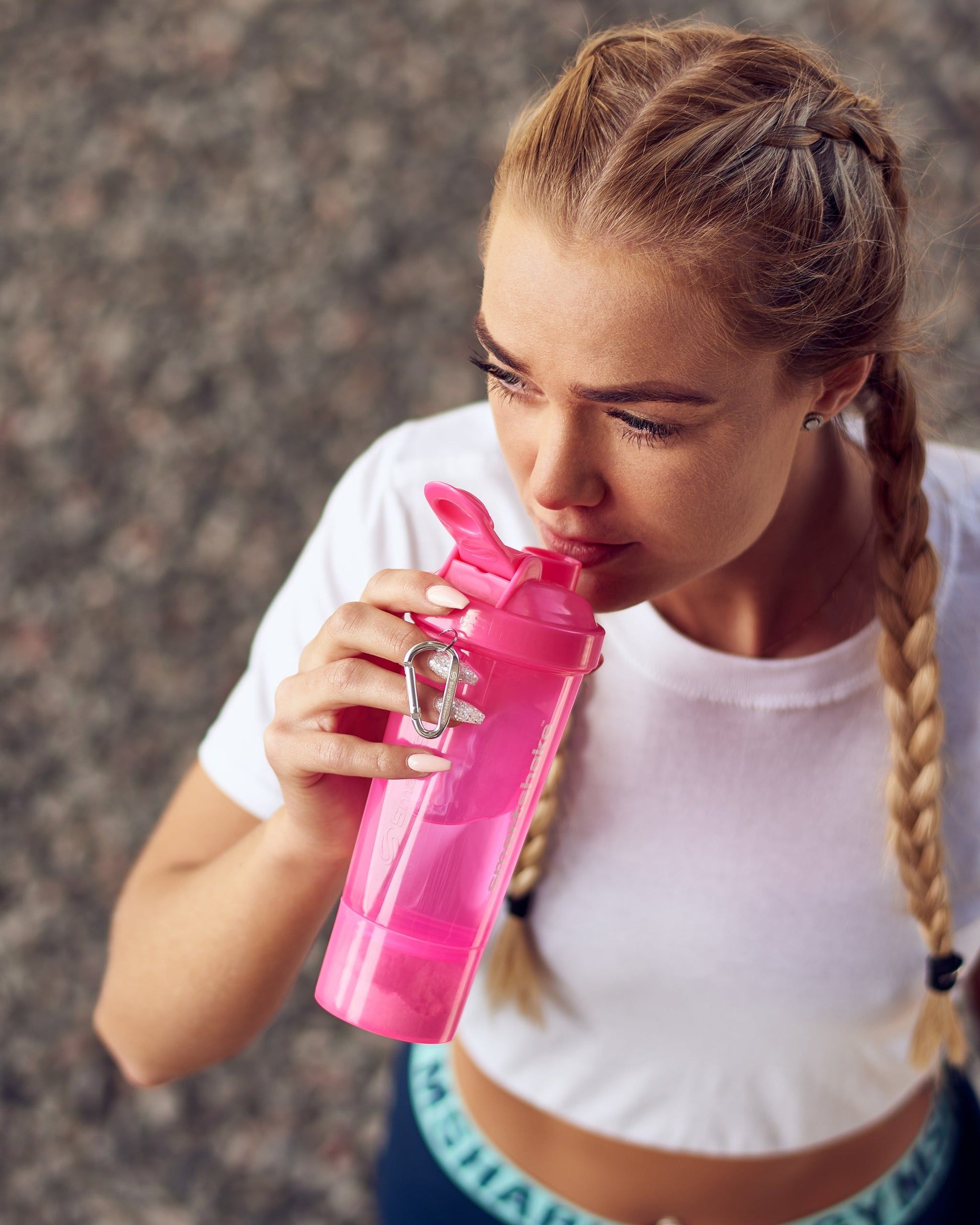 https://ik.imagekit.io/c2dr4dawp/https%3A%2F%2Fcdn.shopify.com%2Fs%2Ffiles%2F1%2F0484%2F7091%2F7273%2Ffiles%2FSmartshake_Slim_pink_lifestyle.jpg%3Fv%3D1770975827?tr=f-jpg