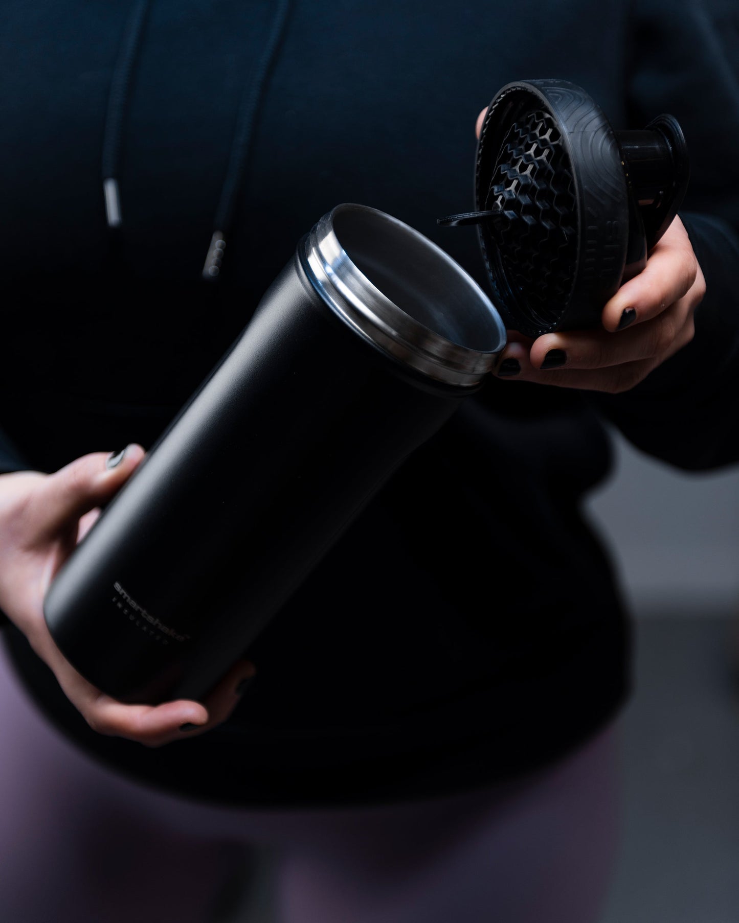 https://ik.imagekit.io/c2dr4dawp/https%3A%2F%2Fcdn.shopify.com%2Fs%2Ffiles%2F1%2F0484%2F7091%2F7273%2Fproducts%2FSmartshake_Insulated_Steel_lifestyle.jpg%3Fv%3D1741337268?tr=f-jpg