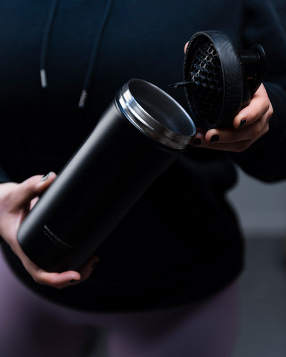 https://ik.imagekit.io/c2dr4dawp/https%3A%2F%2Fcdn.shopify.com%2Fs%2Ffiles%2F1%2F0484%2F7091%2F7273%2Fproducts%2FSmartshake_Insulated_Steel_lifestyle.jpg%3Fv%3D1741337268?tr=f-jpg