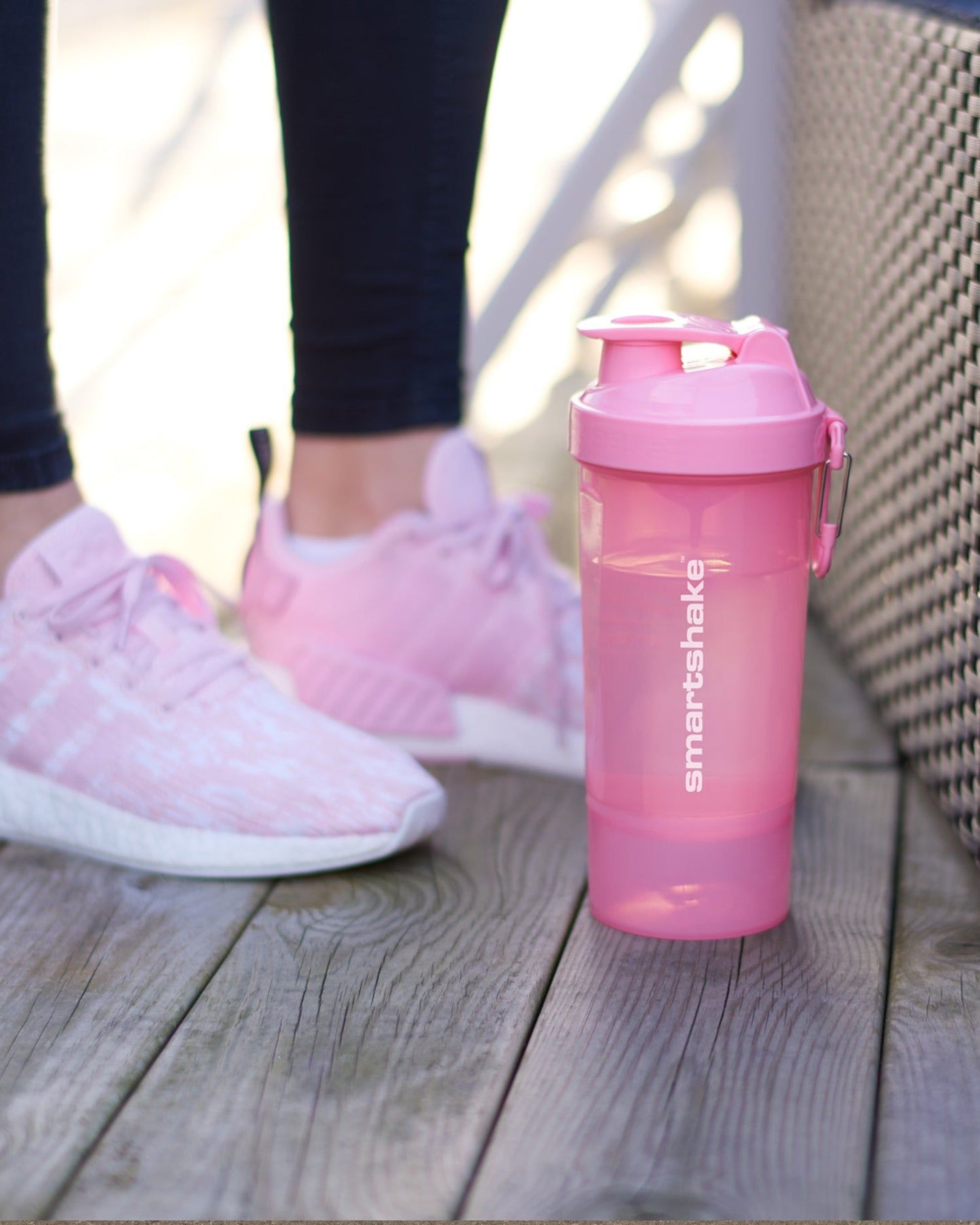 https://ik.imagekit.io/c2dr4dawp/https%3A%2F%2Fcdn.shopify.com%2Fs%2Ffiles%2F1%2F0484%2F7091%2F7273%2Fproducts%2Fsmartshake_02go_pink_lifestyle.jpg%3Fv%3D1702462505?tr=f-jpg
