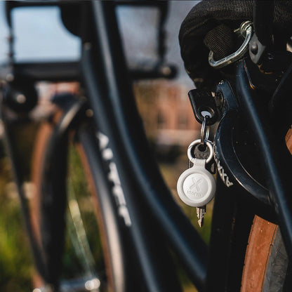 https://ik.imagekit.io/c2dr4dawp/https%3A%2F%2Fcdn.shopify.com%2Fs%2Ffiles%2F1%2F0606%2F3905%2F1964%2Ffiles%2FTravelTag2_Bike_White.webp%3Fv%3D1767794221?tr=f-jpg