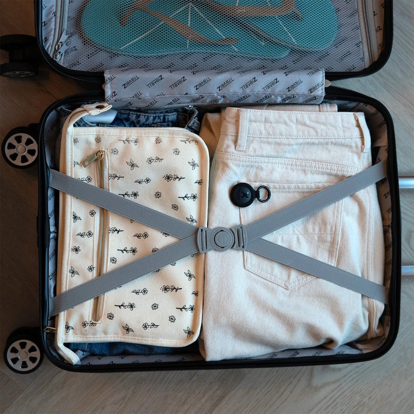 https://ik.imagekit.io/c2dr4dawp/https%3A%2F%2Fcdn.shopify.com%2Fs%2Ffiles%2F1%2F0606%2F3905%2F1964%2Ffiles%2FTravelTag2_Suitcase_Black.webp%3Fv%3D1760445404?tr=f-jpg