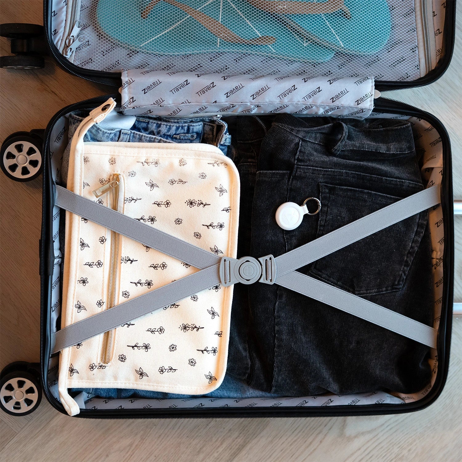https://ik.imagekit.io/c2dr4dawp/https%3A%2F%2Fcdn.shopify.com%2Fs%2Ffiles%2F1%2F0606%2F3905%2F1964%2Ffiles%2FTravelTag2_Suitcase_White.webp%3Fv%3D1767794221?tr=f-jpg