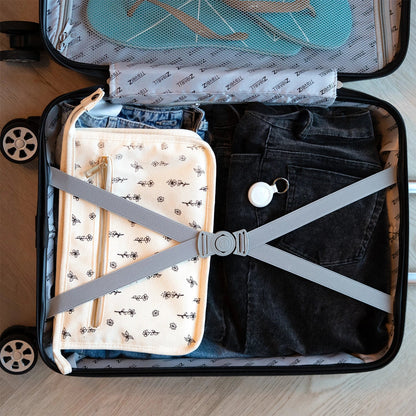 https://ik.imagekit.io/c2dr4dawp/https%3A%2F%2Fcdn.shopify.com%2Fs%2Ffiles%2F1%2F0606%2F3905%2F1964%2Ffiles%2FTravelTag2_Suitcase_White.webp%3Fv%3D1767794221?tr=f-jpg